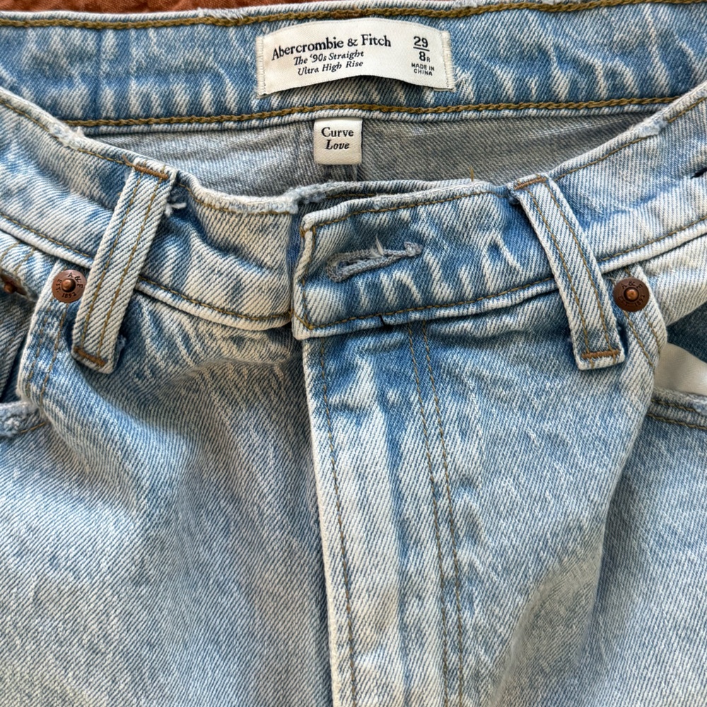 Abercrombie Curve Love Ultra High Rise 90s Straight Jean - Picture 2 of 4
